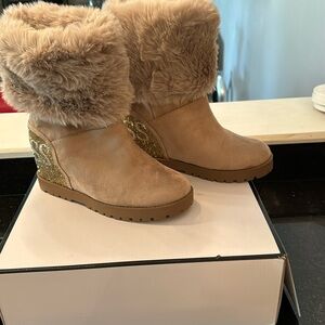 NWT Guess faux suede ankle boots with faux fur Size 6